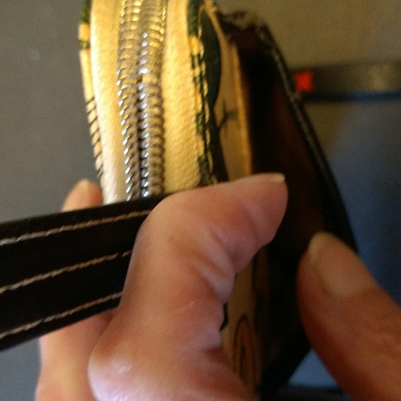 GUC. Sakroots wristlet/wallet. - Picture 4 of 12